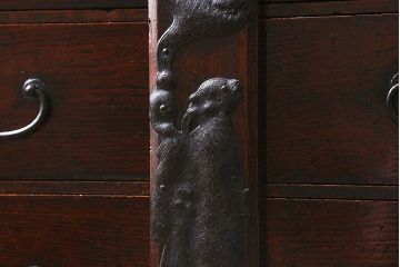 アンティーク家具　特注　明治期　総欅(ケヤキ)材　閂(かんぬき)付き　意匠金具が目を惹く仙台箪笥(衣裳箪笥、時代箪笥)(R-042708)