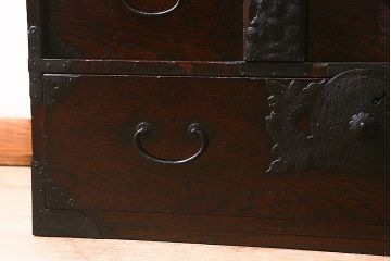 アンティーク家具　特注　明治期　総欅(ケヤキ)材　閂(かんぬき)付き　意匠金具が目を惹く仙台箪笥(衣裳箪笥、時代箪笥)(R-042708)