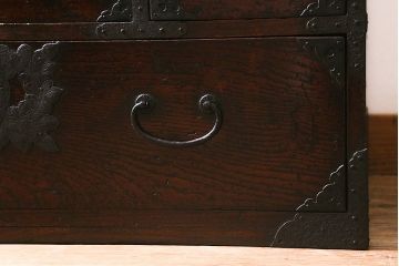 アンティーク家具　特注　明治期　総欅(ケヤキ)材　閂(かんぬき)付き　意匠金具が目を惹く仙台箪笥(衣裳箪笥、時代箪笥)(R-042708)