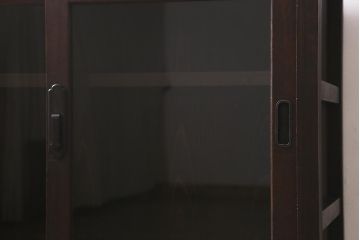 アンティーク家具　引き出し付き　和の雰囲気漂うガラス戸棚(収納棚、キャビネット)(R-042712)