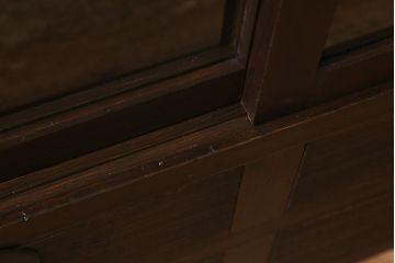 アンティーク家具　引き出し付き　和の雰囲気漂うガラス戸棚(収納棚、キャビネット)(R-042712)