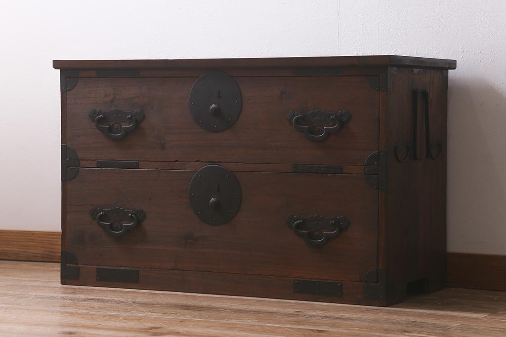 アンティーク家具　明治大正期　天板リメイク　木瓜(もっこう)引手と凝ったデザインの座金が目を引く時代箪笥ローチェスト(ローボード、引き出し、衣装箪笥、タンス)(R-042719)