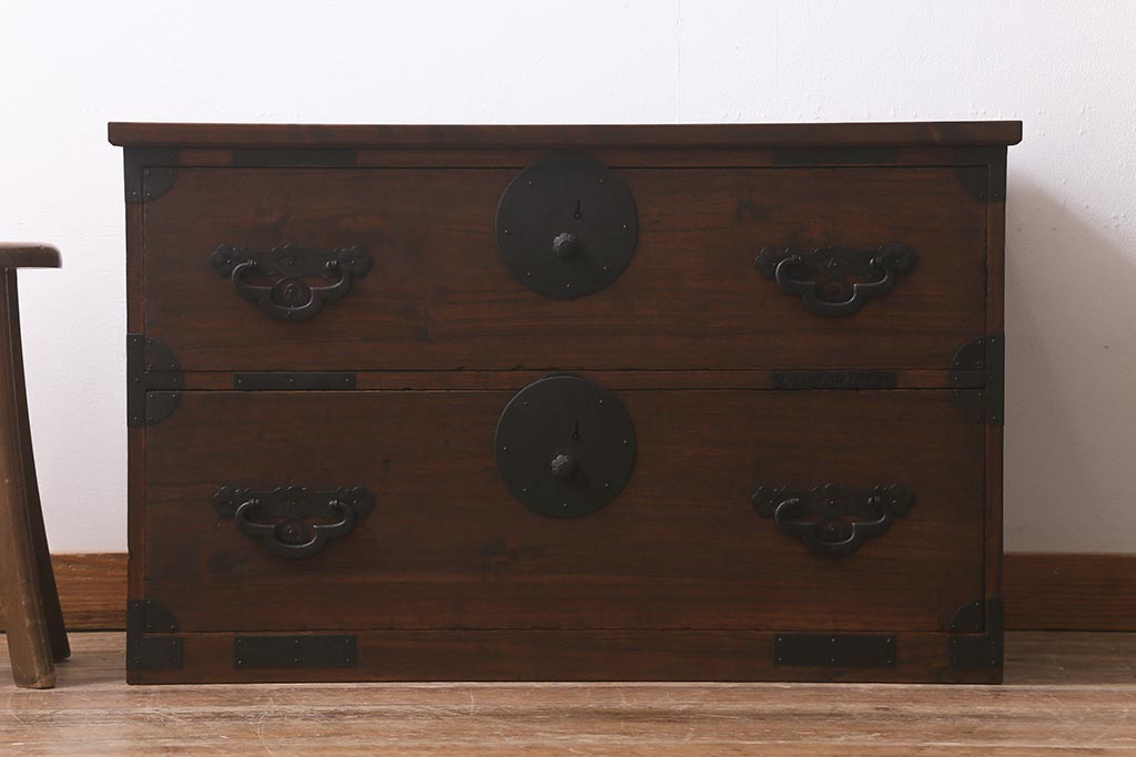 アンティーク家具　明治大正期　天板リメイク　木瓜(もっこう)引手と凝ったデザインの座金が目を引く時代箪笥ローチェスト(ローボード、引き出し、衣装箪笥、タンス)(R-042719)