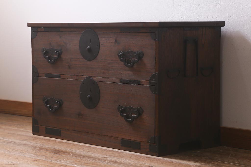 アンティーク家具　明治大正期　天板リメイク　木瓜(もっこう)引手と凝ったデザインの座金が目を引く時代箪笥ローチェスト(ローボード、引き出し、衣装箪笥、タンス)(R-042719)
