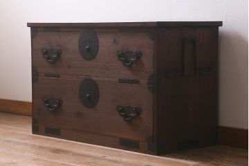 アンティーク家具　明治大正期　天板リメイク　木瓜(もっこう)引手と凝ったデザインの座金が目を引く時代箪笥ローチェスト(ローボード、引き出し、衣装箪笥、タンス)(R-042719)