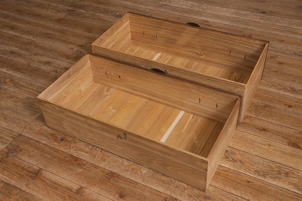 アンティーク家具　明治大正期　天板リメイク　木瓜(もっこう)引手と凝ったデザインの座金が目を引く時代箪笥ローチェスト(ローボード、引き出し、衣装箪笥、タンス)(R-042719)