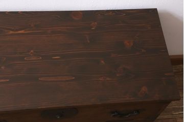 アンティーク家具　明治大正期　天板リメイク　木瓜(もっこう)引手と凝ったデザインの座金が目を引く時代箪笥ローチェスト(ローボード、引き出し、衣装箪笥、タンス)(R-042719)