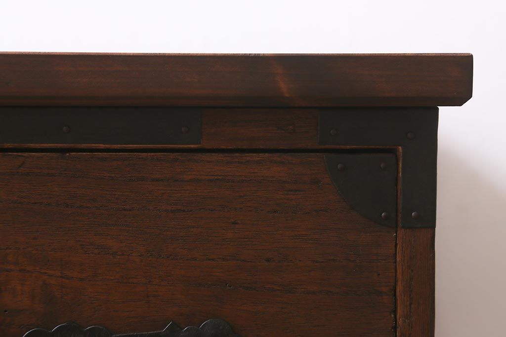 アンティーク家具　明治大正期　天板リメイク　木瓜(もっこう)引手と凝ったデザインの座金が目を引く時代箪笥ローチェスト(ローボード、引き出し、衣装箪笥、タンス)(R-042719)