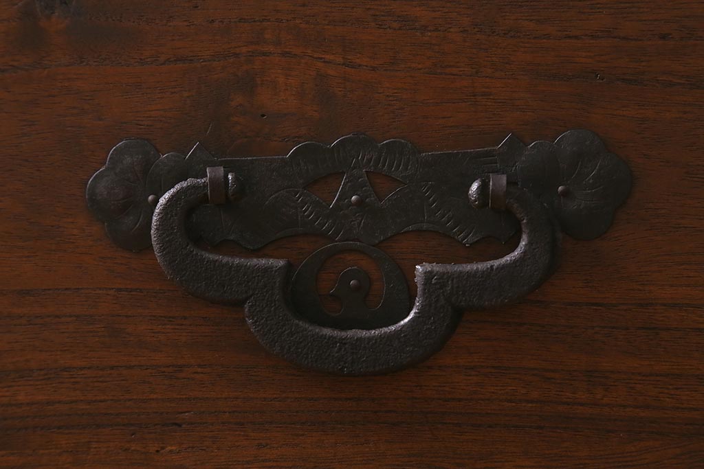 アンティーク家具　明治大正期　天板リメイク　木瓜(もっこう)引手と凝ったデザインの座金が目を引く時代箪笥ローチェスト(ローボード、引き出し、衣装箪笥、タンス)(R-042719)