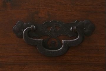 アンティーク家具　明治大正期　天板リメイク　木瓜(もっこう)引手と凝ったデザインの座金が目を引く時代箪笥ローチェスト(ローボード、引き出し、衣装箪笥、タンス)(R-042719)