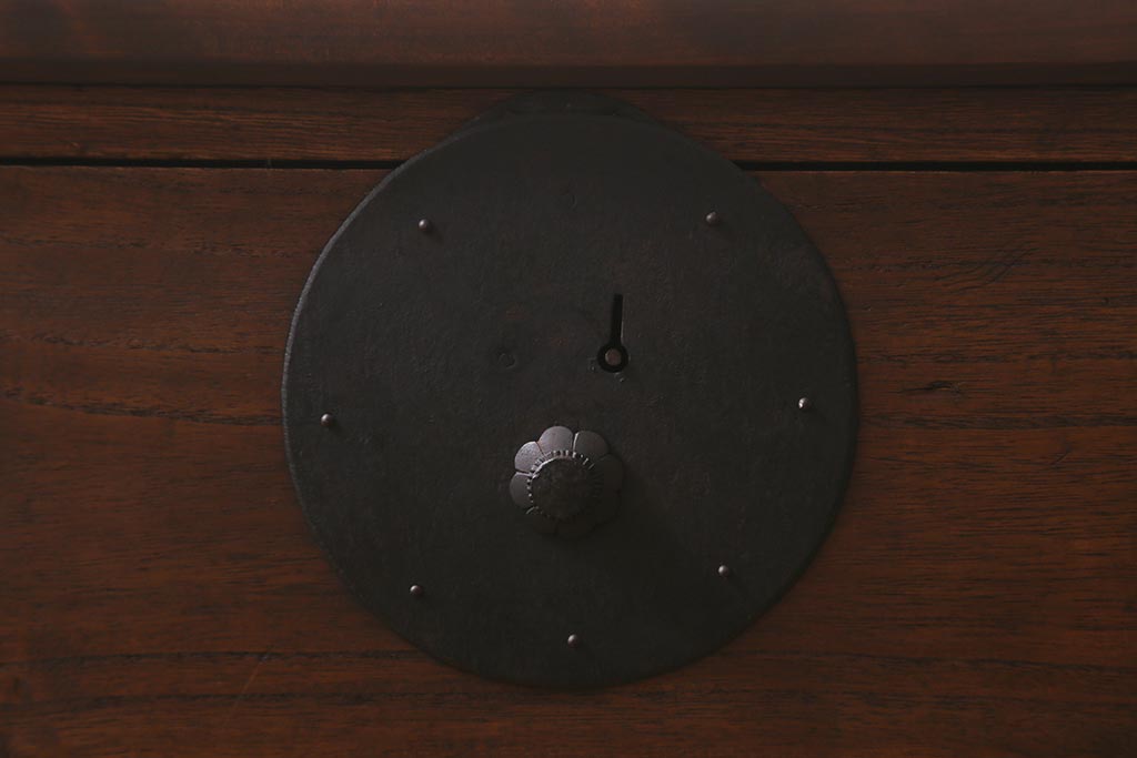 アンティーク家具　明治大正期　天板リメイク　木瓜(もっこう)引手と凝ったデザインの座金が目を引く時代箪笥ローチェスト(ローボード、引き出し、衣装箪笥、タンス)(R-042719)