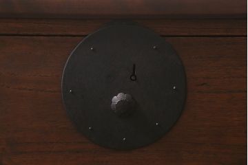 アンティーク家具　明治大正期　天板リメイク　木瓜(もっこう)引手と凝ったデザインの座金が目を引く時代箪笥ローチェスト(ローボード、引き出し、衣装箪笥、タンス)(R-042719)