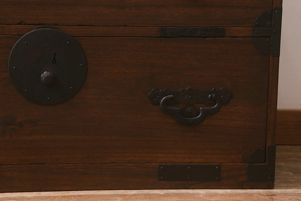 アンティーク家具　明治大正期　天板リメイク　木瓜(もっこう)引手と凝ったデザインの座金が目を引く時代箪笥ローチェスト(ローボード、引き出し、衣装箪笥、タンス)(R-042719)