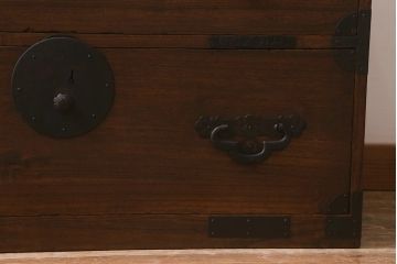 アンティーク家具　明治大正期　天板リメイク　木瓜(もっこう)引手と凝ったデザインの座金が目を引く時代箪笥ローチェスト(ローボード、引き出し、衣装箪笥、タンス)(R-042719)