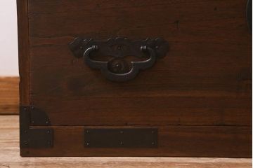 アンティーク家具　明治大正期　天板リメイク　木瓜(もっこう)引手と凝ったデザインの座金が目を引く時代箪笥ローチェスト(ローボード、引き出し、衣装箪笥、タンス)(R-042719)
