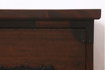 アンティーク家具　明治大正期　天板リメイク　鉄脚付き　木瓜(もっこう)引手と凝ったデザインの座金が目を引く時代箪笥ローチェスト(ローボード、引き出し、衣装箪笥、タンス)(R-042720)