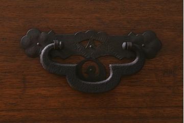 アンティーク家具　明治大正期　天板リメイク　鉄脚付き　木瓜(もっこう)引手と凝ったデザインの座金が目を引く時代箪笥ローチェスト(ローボード、引き出し、衣装箪笥、タンス)(R-042720)