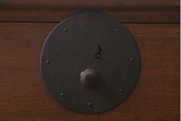 アンティーク家具　明治大正期　天板リメイク　鉄脚付き　木瓜(もっこう)引手と凝ったデザインの座金が目を引く時代箪笥ローチェスト(ローボード、引き出し、衣装箪笥、タンス)(R-042720)