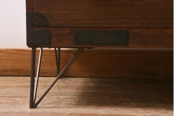 アンティーク家具　明治大正期　天板リメイク　鉄脚付き　木瓜(もっこう)引手と凝ったデザインの座金が目を引く時代箪笥ローチェスト(ローボード、引き出し、衣装箪笥、タンス)(R-042720)