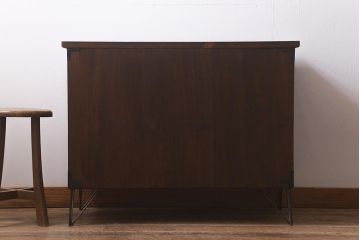 アンティーク家具　明治大正期　天板リメイク　鉄脚付き　木瓜(もっこう)引手と凝ったデザインの座金が目を引く時代箪笥ローチェスト(ローボード、引き出し、衣装箪笥、タンス)(R-042720)