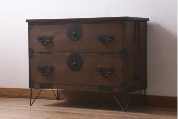 アンティーク家具　明治大正期　天板リメイク　鉄脚付き　木瓜(もっこう)引手と凝ったデザインの座金が目を引く時代箪笥ローチェスト(ローボード、引き出し、衣装箪笥、タンス)(R-042720)