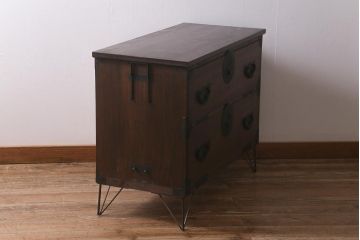 アンティーク家具　明治大正期　天板リメイク　鉄脚付き　木瓜(もっこう)引手と凝ったデザインの座金が目を引く時代箪笥ローチェスト(ローボード、引き出し、衣装箪笥、タンス)(R-042720)