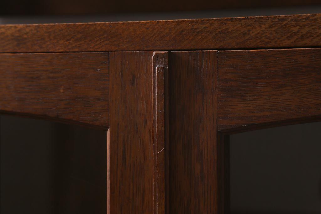 レトロ家具　昭和正期　上手物　透かし彫りの意匠がおしゃれなナラ材製の本箱(ブックケース、収納棚、飾り棚、キャビネット)(R-042721)