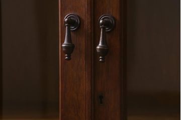 レトロ家具　昭和正期　上手物　透かし彫りの意匠がおしゃれなナラ材製の本箱(ブックケース、収納棚、飾り棚、キャビネット)(R-042721)