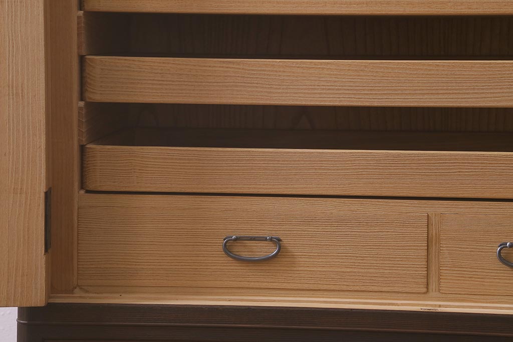 中古　伝統工芸品　長谷川浅次謹作　久光刻　衣装盆付き　花鳥図の前飾りが素敵な重ね加茂総桐箪笥(総桐たんす、和タンス、衣装箪笥、着物箪笥)(定価約120万円)(R-042722)