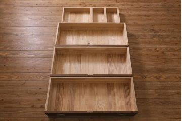 中古　伝統工芸品　長谷川浅次謹作　久光刻　衣装盆付き　花鳥図の前飾りが素敵な重ね加茂総桐箪笥(総桐たんす、和タンス、衣装箪笥、着物箪笥)(定価約120万円)(R-042722)