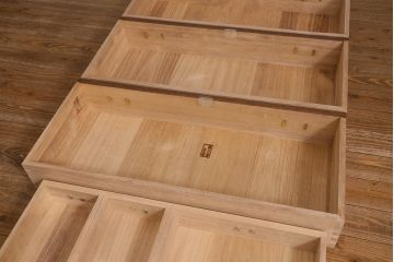 中古　伝統工芸品　長谷川浅次謹作　久光刻　衣装盆付き　花鳥図の前飾りが素敵な重ね加茂総桐箪笥(総桐たんす、和タンス、衣装箪笥、着物箪笥)(定価約120万円)(R-042722)