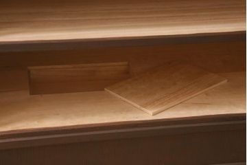 中古　伝統工芸品　長谷川浅次謹作　久光刻　衣装盆付き　花鳥図の前飾りが素敵な重ね加茂総桐箪笥(総桐たんす、和タンス、衣装箪笥、着物箪笥)(定価約120万円)(R-042722)