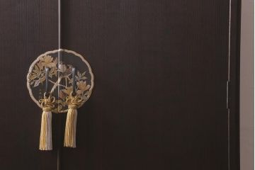 中古　伝統工芸品　長谷川浅次謹作　久光刻　衣装盆付き　花鳥図の前飾りが素敵な重ね加茂総桐箪笥(総桐たんす、和タンス、衣装箪笥、着物箪笥)(定価約120万円)(R-042722)