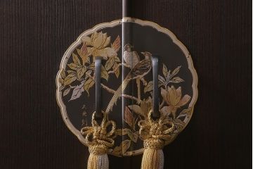 中古　伝統工芸品　長谷川浅次謹作　久光刻　衣装盆付き　花鳥図の前飾りが素敵な重ね加茂総桐箪笥(総桐たんす、和タンス、衣装箪笥、着物箪笥)(定価約120万円)(R-042722)