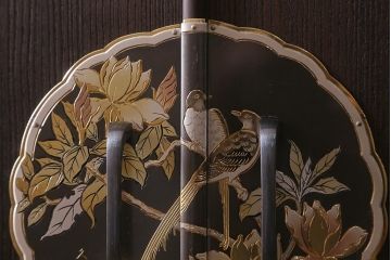 中古　伝統工芸品　長谷川浅次謹作　久光刻　衣装盆付き　花鳥図の前飾りが素敵な重ね加茂総桐箪笥(総桐たんす、和タンス、衣装箪笥、着物箪笥)(定価約120万円)(R-042722)