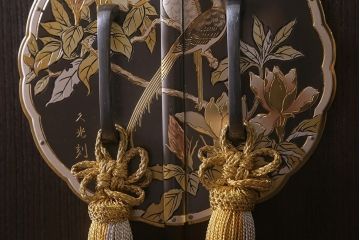 中古　伝統工芸品　長谷川浅次謹作　久光刻　衣装盆付き　花鳥図の前飾りが素敵な重ね加茂総桐箪笥(総桐たんす、和タンス、衣装箪笥、着物箪笥)(定価約120万円)(R-042722)