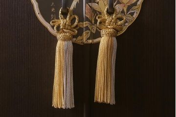 中古　伝統工芸品　長谷川浅次謹作　久光刻　衣装盆付き　花鳥図の前飾りが素敵な重ね加茂総桐箪笥(総桐たんす、和タンス、衣装箪笥、着物箪笥)(定価約120万円)(R-042722)