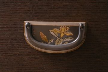 中古　伝統工芸品　長谷川浅次謹作　久光刻　衣装盆付き　花鳥図の前飾りが素敵な重ね加茂総桐箪笥(総桐たんす、和タンス、衣装箪笥、着物箪笥)(定価約120万円)(R-042722)