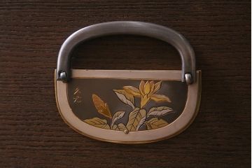 中古　伝統工芸品　長谷川浅次謹作　久光刻　衣装盆付き　花鳥図の前飾りが素敵な重ね加茂総桐箪笥(総桐たんす、和タンス、衣装箪笥、着物箪笥)(定価約120万円)(R-042722)