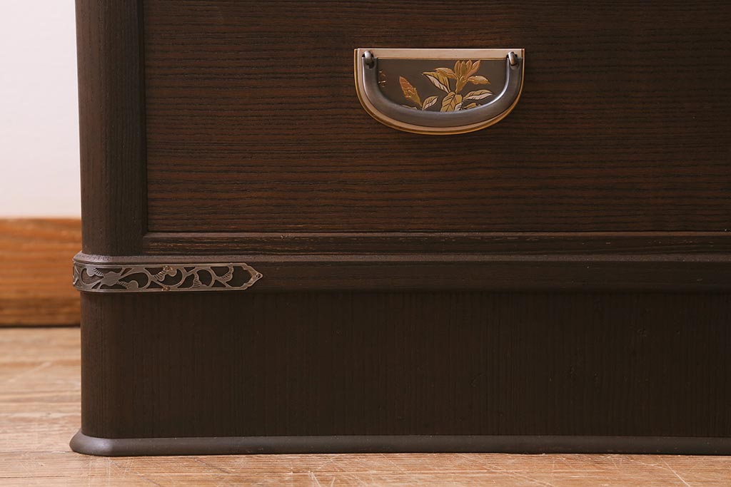 中古　伝統工芸品　長谷川浅次謹作　久光刻　衣装盆付き　花鳥図の前飾りが素敵な重ね加茂総桐箪笥(総桐たんす、和タンス、衣装箪笥、着物箪笥)(定価約120万円)(R-042722)