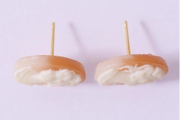 ヴィンテージアクセサリー　カメオ風　女性の横顔をモチーフにしたエレガントなビンテージピアス(R-042723)