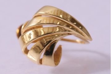 ヴィンテージアクセサリー　K18(18金)　ゴーシャスな雰囲気のビンテージイヤリング(R-042724)