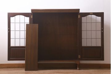 アンティーク家具　イギリスアンティーク　マホガニー材　ステンドガラスが上品な大人の雰囲気漂うキャビネット(飾り棚、収納棚、食器棚)(R-042728)