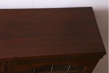 アンティーク家具　イギリスアンティーク　マホガニー材　ステンドガラスが上品な大人の雰囲気漂うキャビネット(飾り棚、収納棚、食器棚)(R-042728)
