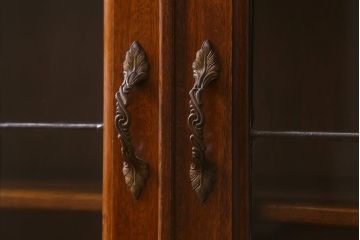 アンティーク家具　イギリスアンティーク　マホガニー材　ステンドガラスが上品な大人の雰囲気漂うキャビネット(飾り棚、収納棚、食器棚)(R-042728)