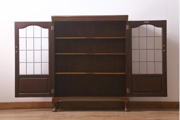 アンティーク家具　イギリスアンティーク　マホガニー材　ステンドガラスが上品な大人の雰囲気漂うキャビネット(飾り棚、収納棚、食器棚)(R-042728)
