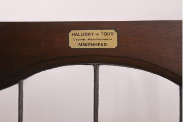 アンティーク家具　イギリスアンティーク　マホガニー材　ステンドガラスが上品な大人の雰囲気漂うキャビネット(飾り棚、収納棚、食器棚)(R-042728)