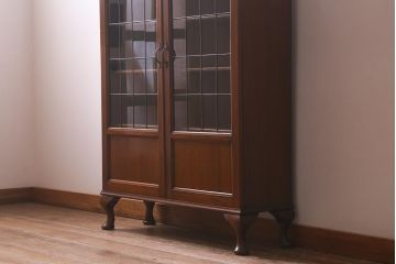 アンティーク家具　イギリスアンティーク　マホガニー材　ステンドガラスが上品な大人の雰囲気漂うキャビネット(飾り棚、収納棚、食器棚)(R-042728)