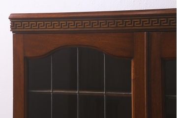アンティーク家具　イギリスアンティーク　マホガニー材　ステンドガラスが上品な大人の雰囲気漂うキャビネット(飾り棚、収納棚、食器棚)(R-042728)