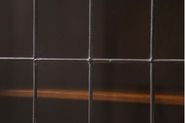 アンティーク家具　イギリスアンティーク　マホガニー材　ステンドガラスが上品な大人の雰囲気漂うキャビネット(飾り棚、収納棚、食器棚)(R-042728)